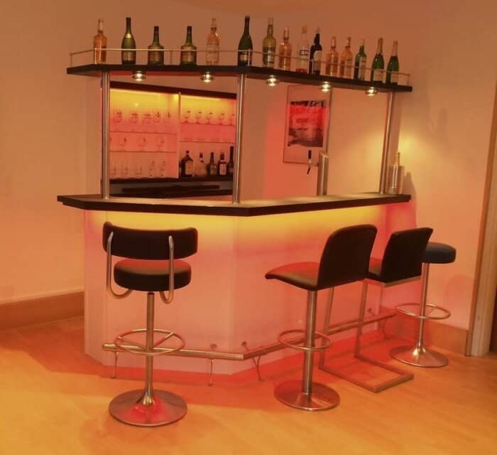 Hausbar Clearlight mit farbigen Licht und Flaschenbord Variante Rechts