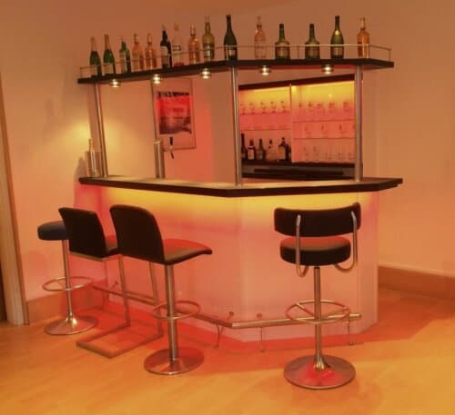 Hausbar Clearlight mit farbigen Licht und Flaschenbord